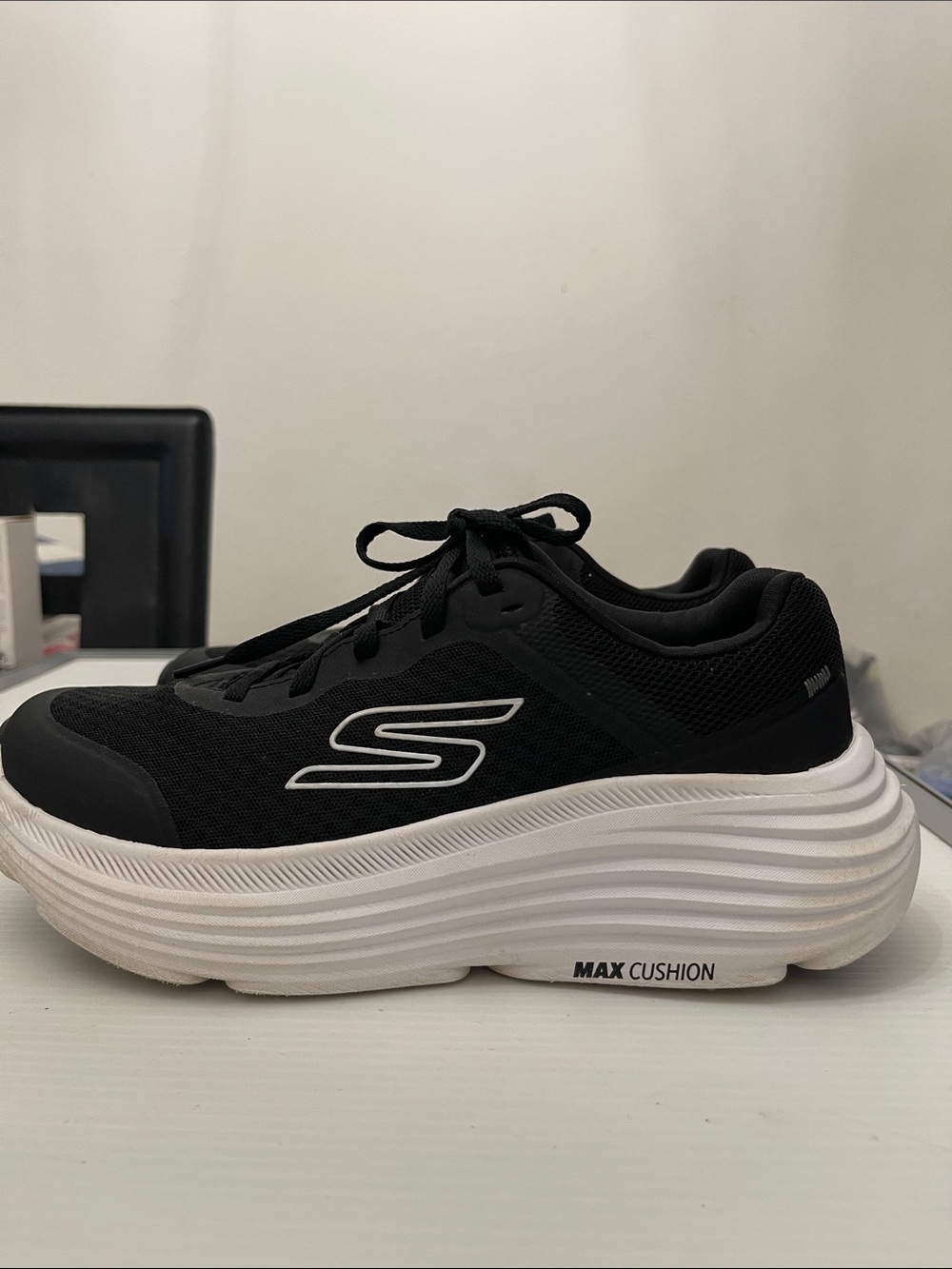 SKECHERS MAX CUSHIONING RUNNING SNEAKERS MENS SIZE 8